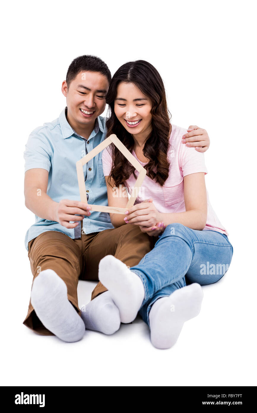 Affectionate couple holding frame Banque D'Images