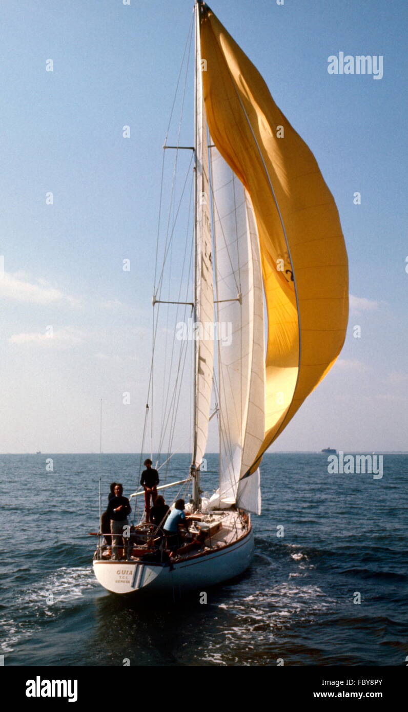 Nouvelles photos d'AJAX. 1974. L'ÎLE DE WIGHT, Angleterre. - Fin de course WHITBREAD - GUIA (ITALIE) SKIPPÉ PAR GIORGIO FALCK PASSANT BEMBRIDGE LEDGE SUR LES DERNIERS KILOMÈTRES DE LA PREMIÈRE WHITBREAD ROUND THE WORLD RACE À PRENDRE LA LIGNE D'HONNEURS. PHOTO:JONATHAN EASTLAND/AJAX. REF:300798. Banque D'Images