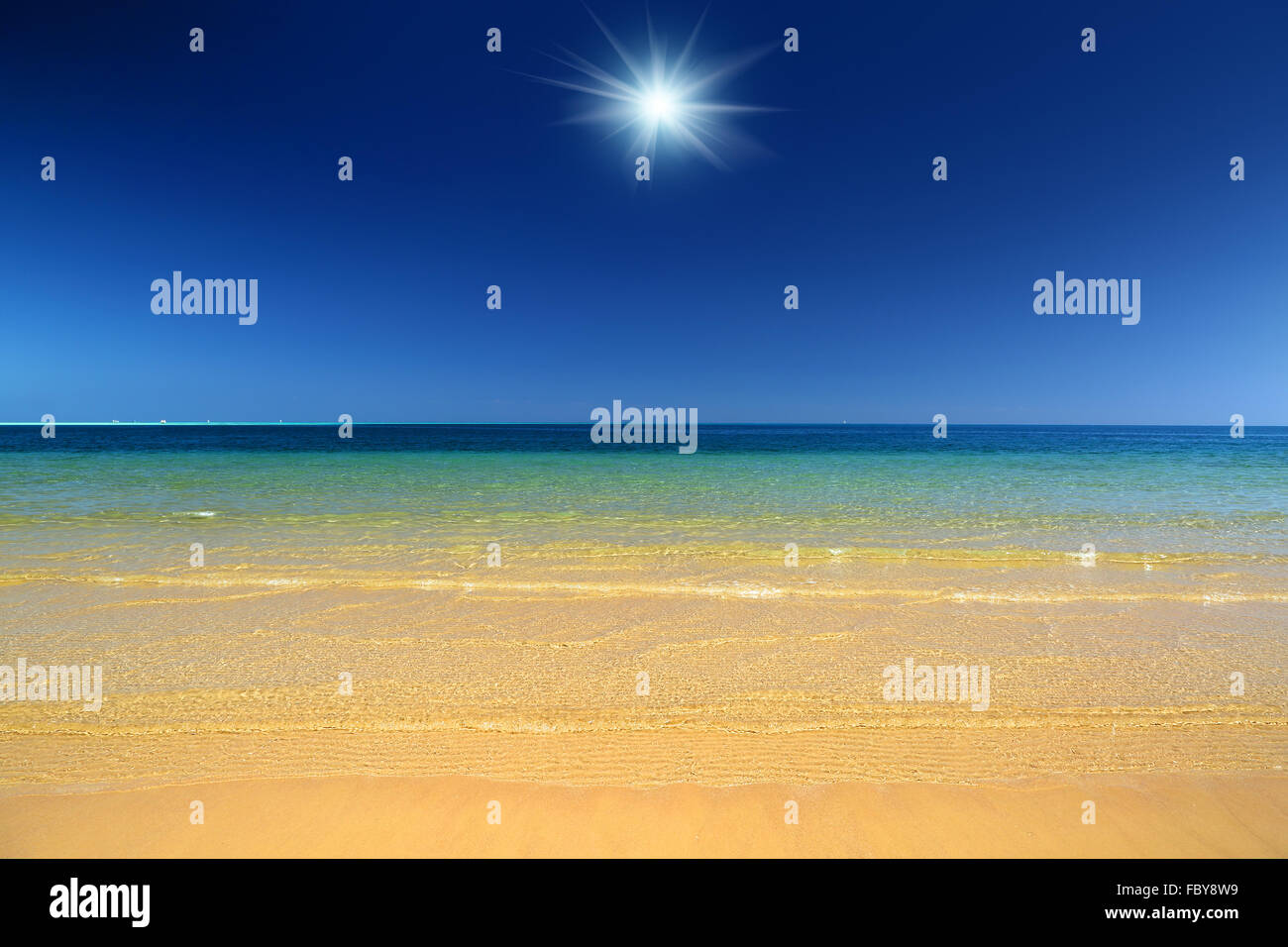 Paysage avec la mer et plage de sable d'or Banque D'Images