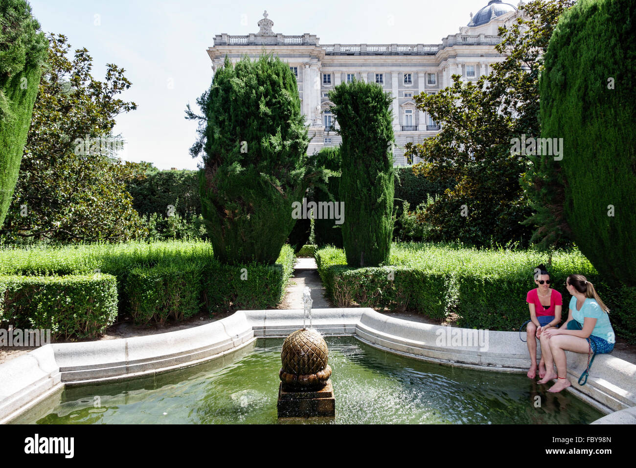 Madrid Espagne,Europe européenne,Espagnol,Centro,Jardines de Sabatini,Jardins,fontaine,vue sur le Palais Royal,adultes,femme femme,amis,Spain15 Banque D'Images