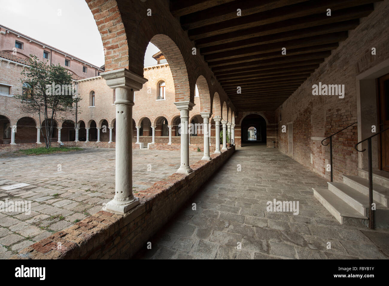 Cloître du Monastère Ss. Côme et Damien, maintenant un centre 'artisans du cloître' à Venise Banque D'Images