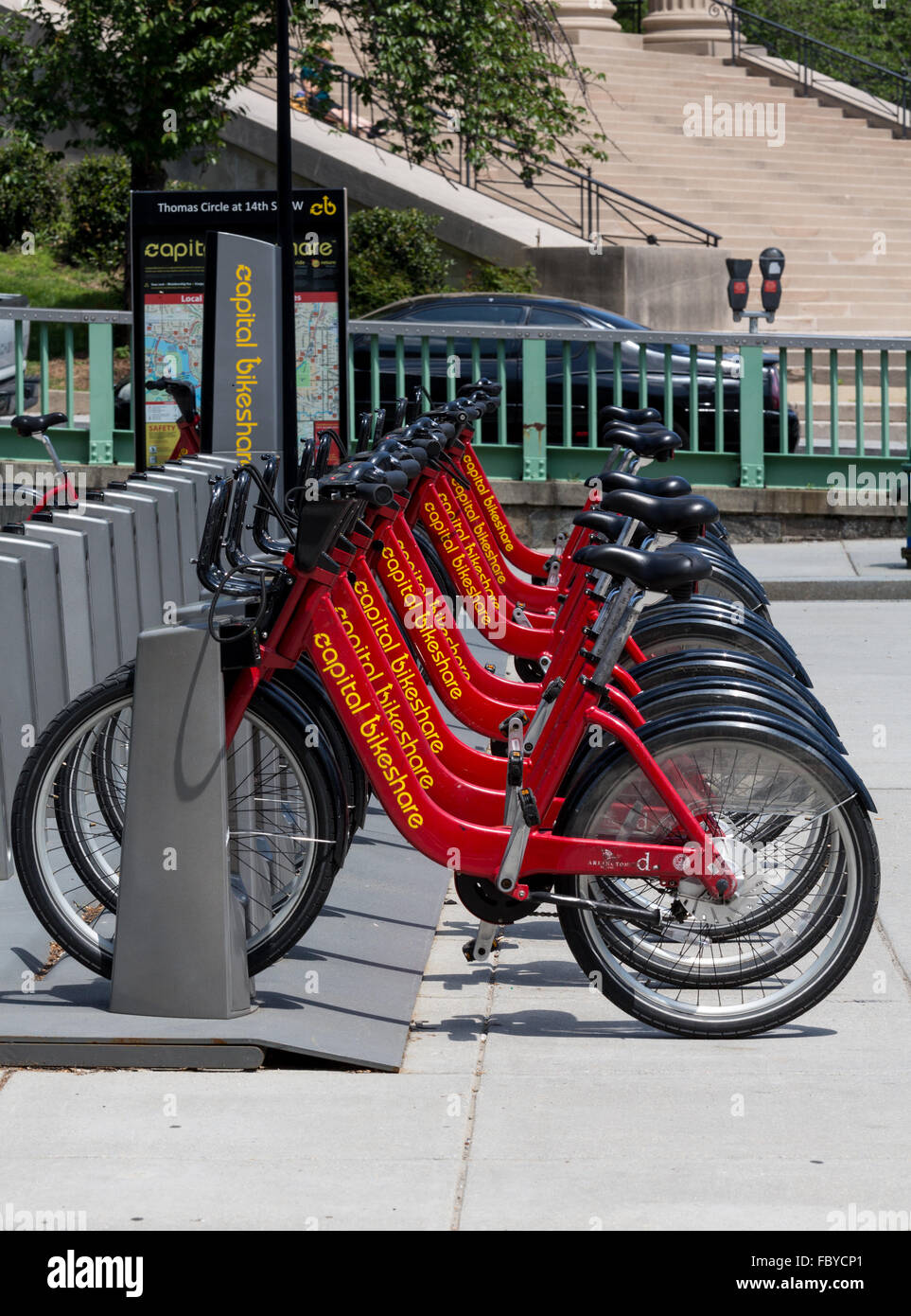 Rangée de vélos rouge vif dans le capital Bikeshare Banque D'Images