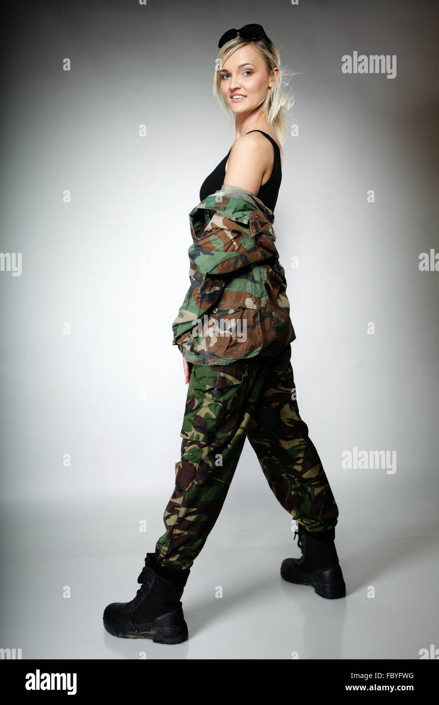 Femme en tenue militaire, armée girl Photo Stock - Alamy