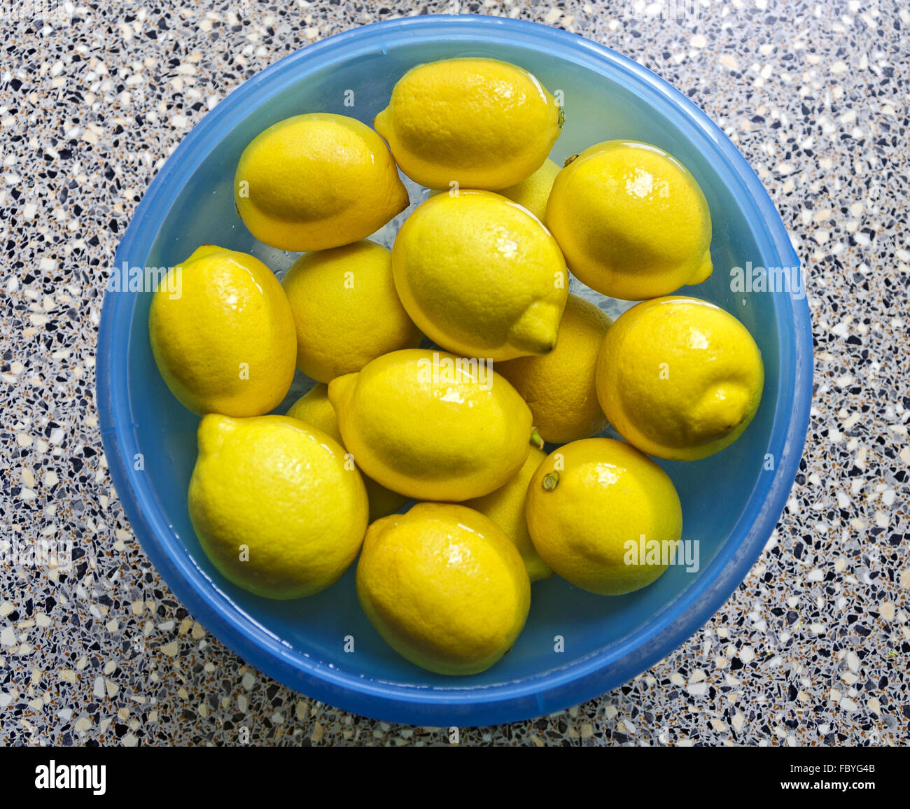 Les citrons dans un bol Banque D'Images