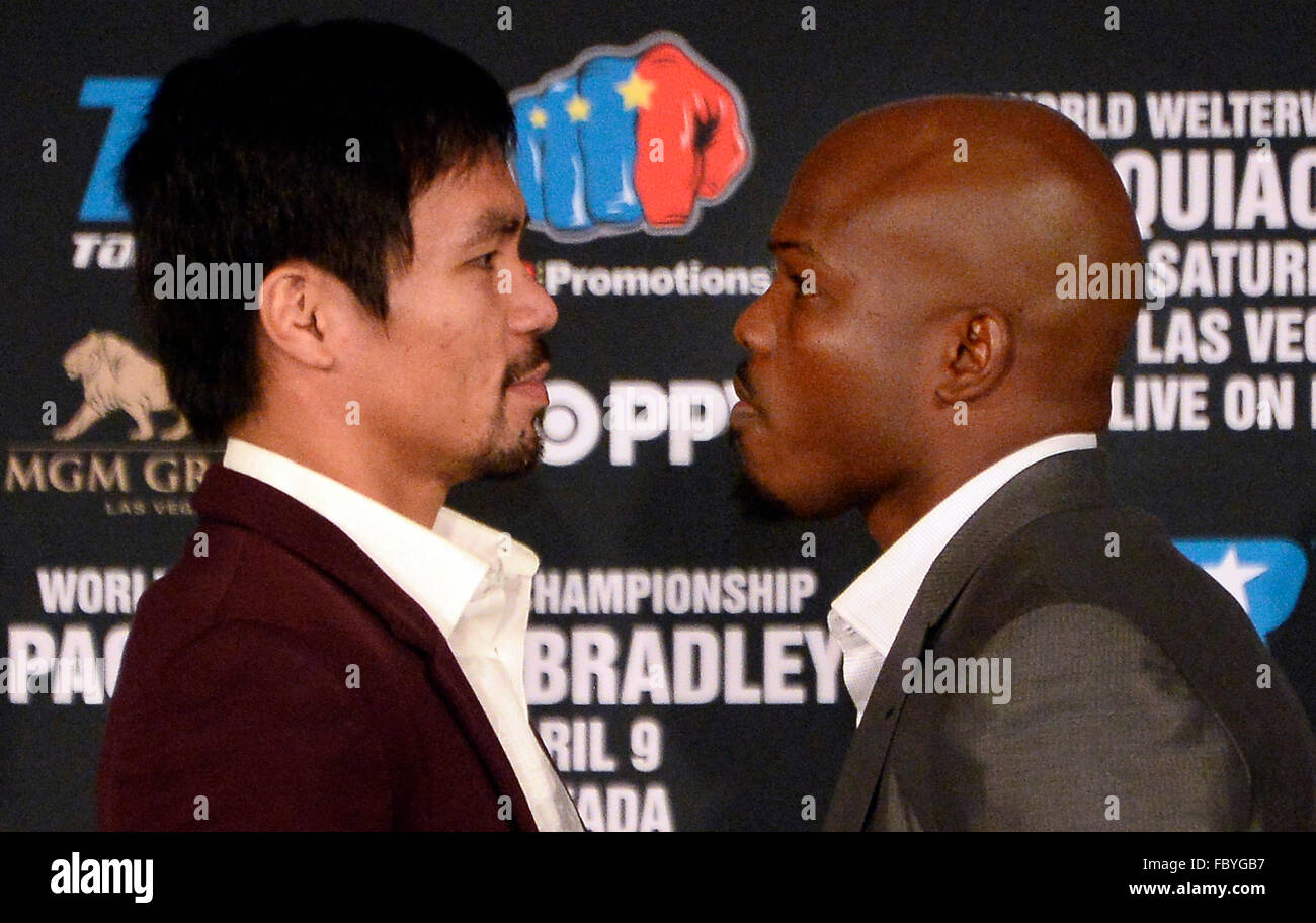 Los Angeles CA. 19 Jan, 2016. (L-R) fait face à Manny Pacquiao avec Timothy Bradley lors d'une conférence de presse mardi au Beverly Hills Hotel. Ce sera la 3e fois pour Pacquiao et Bradley de se battre entre eux et ce sera la dernière lutte pour Manny Pacquiao comme il va prendre sa retraite cette année. Les deux se battront, le 9 avril, au MGM Grand Hotel à Las Vegas. Photo par Gene Blevins/LA DailyNews/ZumaPress Crédit : Gene Blevins/ZUMA/Alamy Fil Live News Banque D'Images