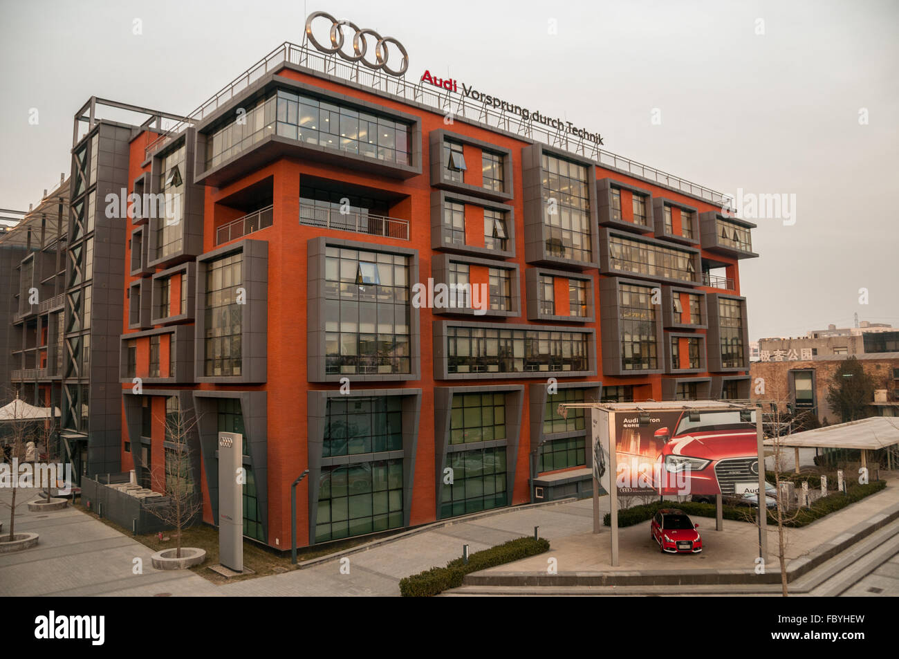 La Chine Audi siège dans le district de Chaoyang de Pékin avec Audi A1 voiture et affiches Banque D'Images