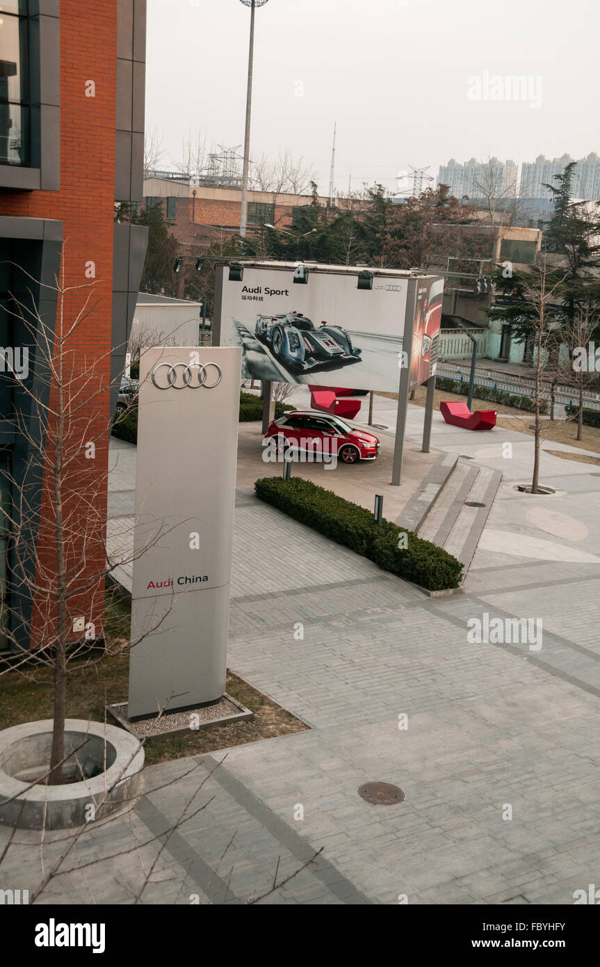 La Chine Audi siège dans le district de Chaoyang de Pékin avec Audi A1 voiture et affiches Banque D'Images