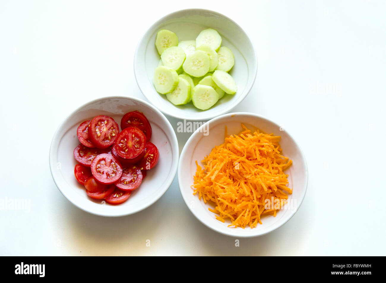 Des plats de carottes, concombres, tomates italiennes Banque D'Images