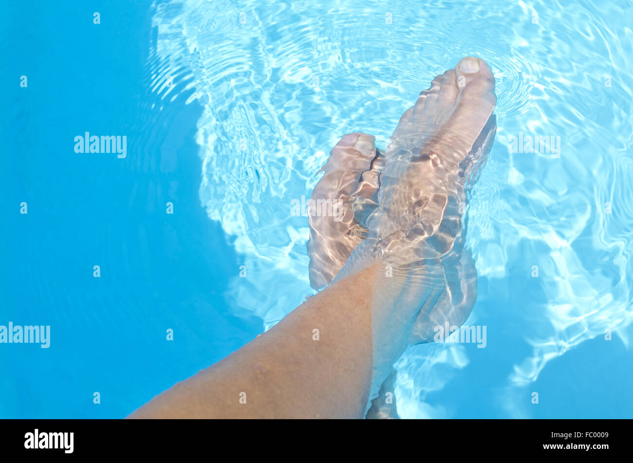 Deux hommes pieds nus dans l'eau Banque D'Images