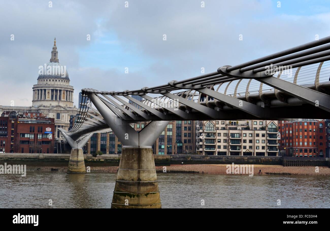 Le Pont du Millenium à Londres, qui traverse la rivière Thames et relie St. Paul's à la Tate Modern. Banque D'Images