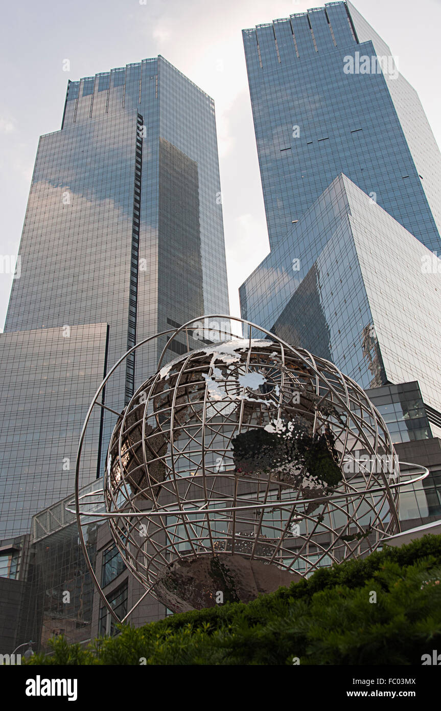 Le Time Warner Building à 10 Columbus Circle, l'architecte David Childs avec globe en acier à l'avant-plan, conçu par Kim Brandell. Banque D'Images