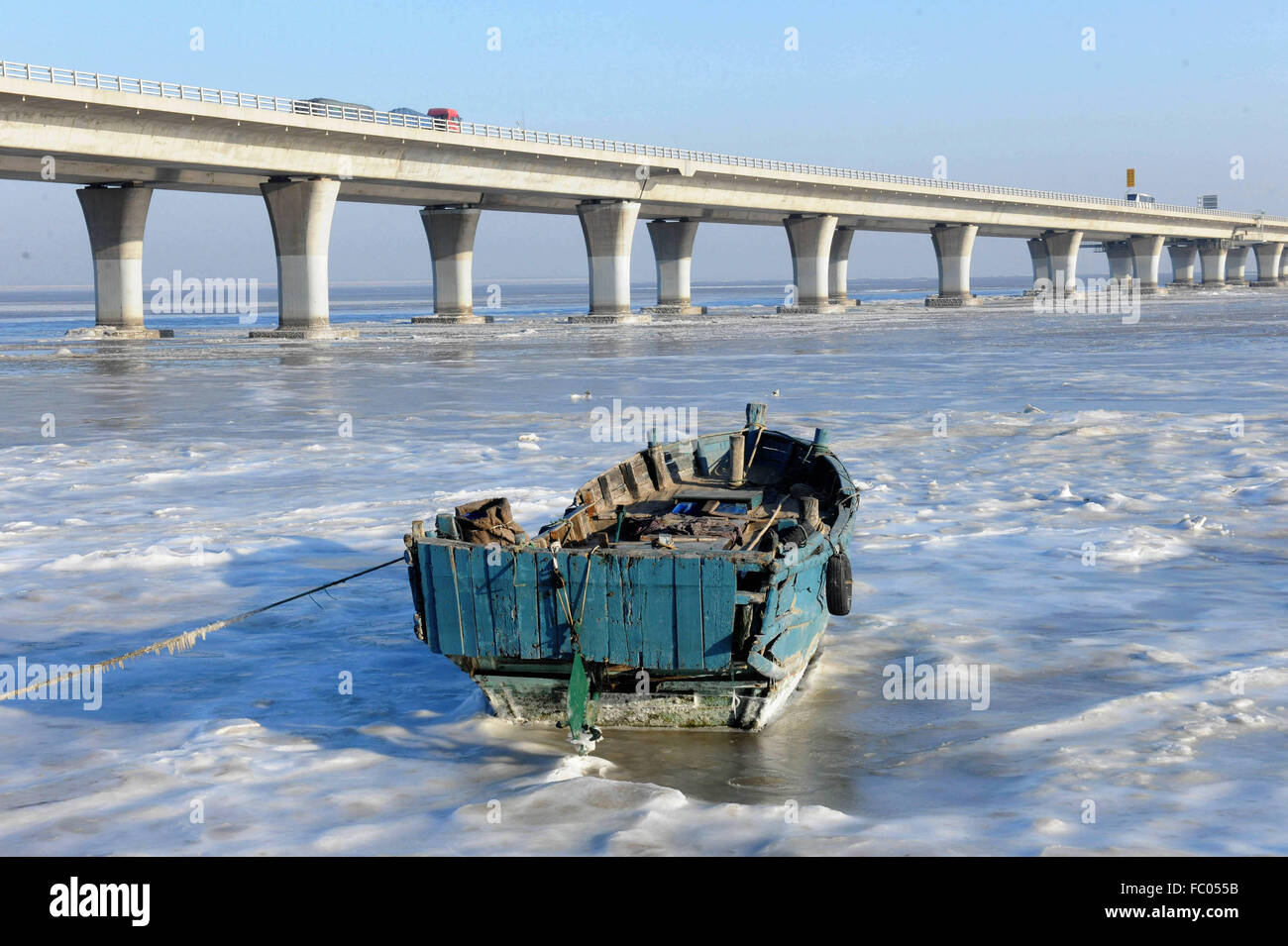 Qingdao, Shandong, CHN. 19 Jan, 2016. Qingdao, Chine - le 18 janvier 2016 : (usage éditorial uniquement. Chine OUT) L'épaisseur de la glace de mer est jusqu'à 5cm. © SIPA Asie/ZUMA/Alamy Fil Live News Banque D'Images