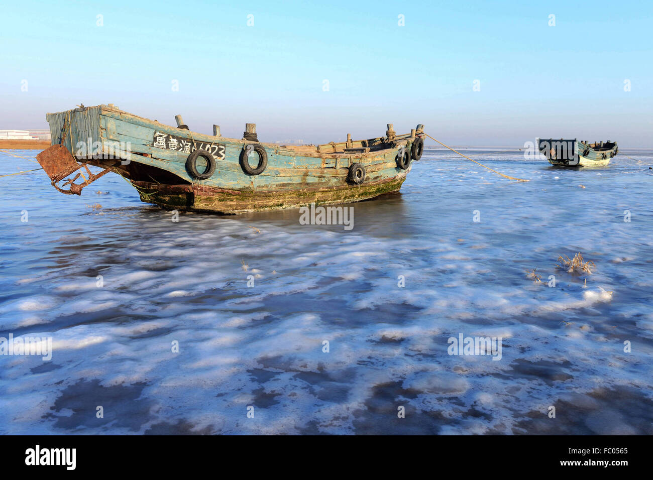 Qingdao, Shandong, CHN. 19 Jan, 2016. Qingdao, Chine - le 18 janvier 2016 : (usage éditorial uniquement. Chine OUT) L'épaisseur de la glace de mer est jusqu'à 5cm. © SIPA Asie/ZUMA/Alamy Fil Live News Banque D'Images