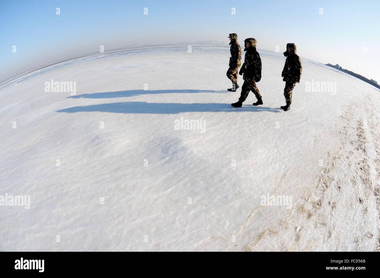 Qingdao, Shandong, CHN. 19 Jan, 2016. Qingdao, Chine - le 18 janvier 2016 : (usage éditorial uniquement. Chine OUT) L'épaisseur de la glace de mer est jusqu'à 5cm. © SIPA Asie/ZUMA/Alamy Fil Live News Banque D'Images