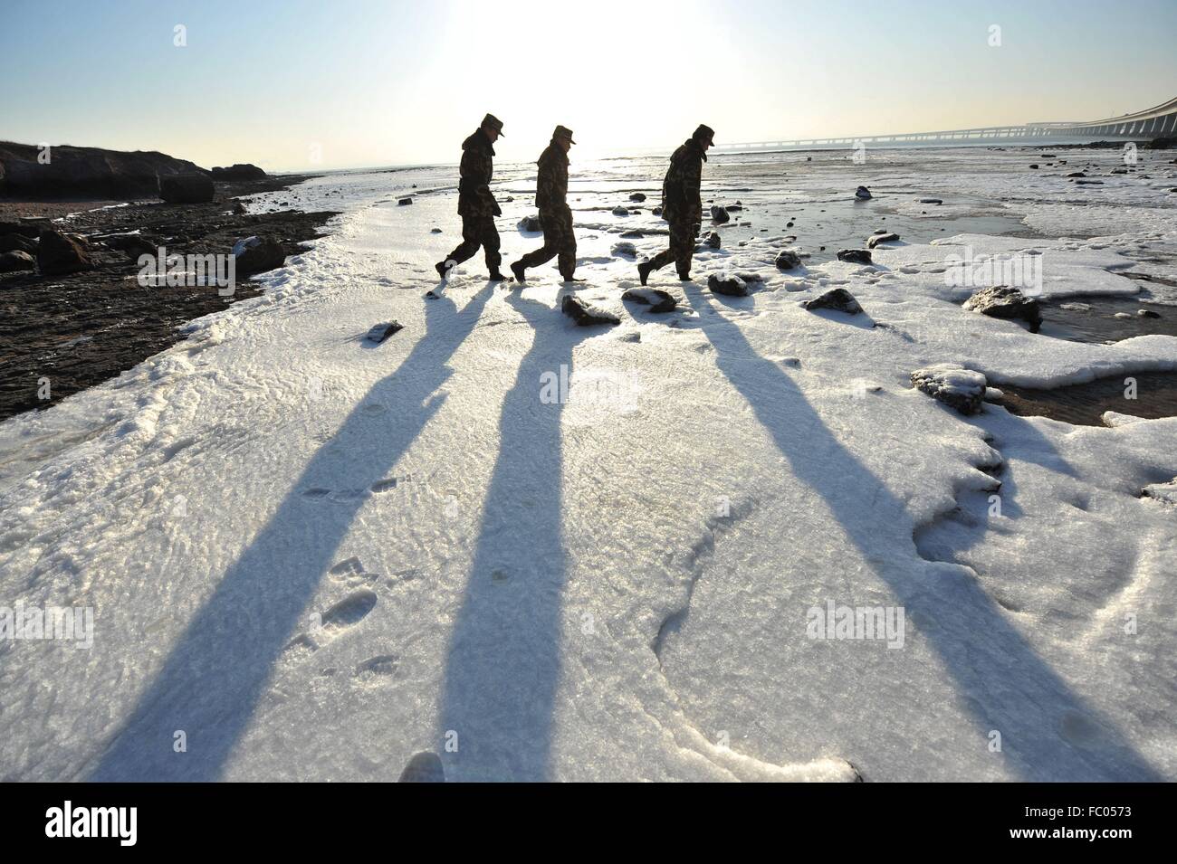 Qingdao, Shandong, CHN. 19 Jan, 2016. Qingdao, Chine - le 18 janvier 2016 : (usage éditorial uniquement. Chine OUT) L'épaisseur de la glace de mer est jusqu'à 5cm. © SIPA Asie/ZUMA/Alamy Fil Live News Banque D'Images