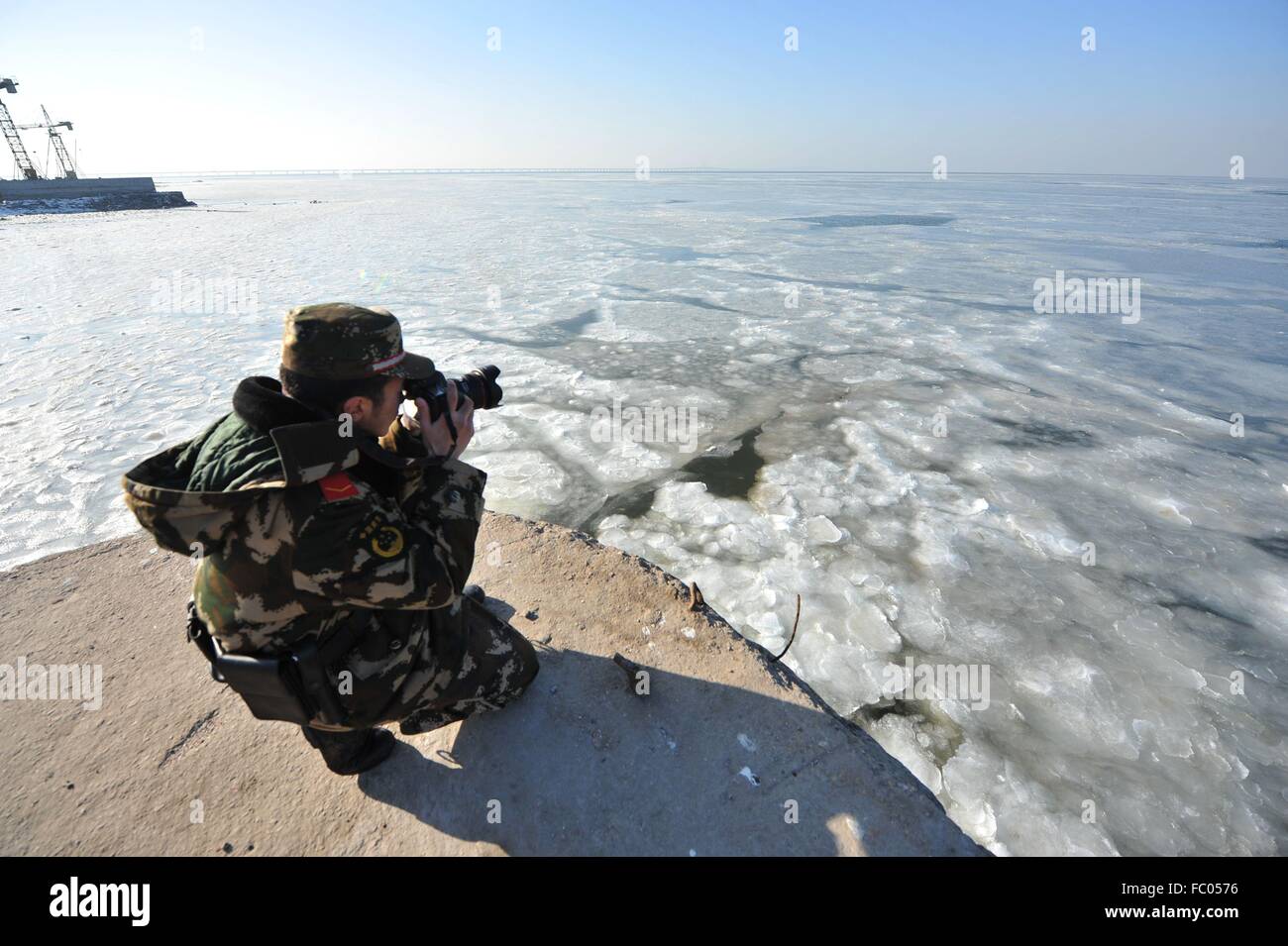 Qingdao, Shandong, CHN. 19 Jan, 2016. Qingdao, Chine - le 18 janvier 2016 : (usage éditorial uniquement. Chine OUT) L'épaisseur de la glace de mer est jusqu'à 5cm. © SIPA Asie/ZUMA/Alamy Fil Live News Banque D'Images