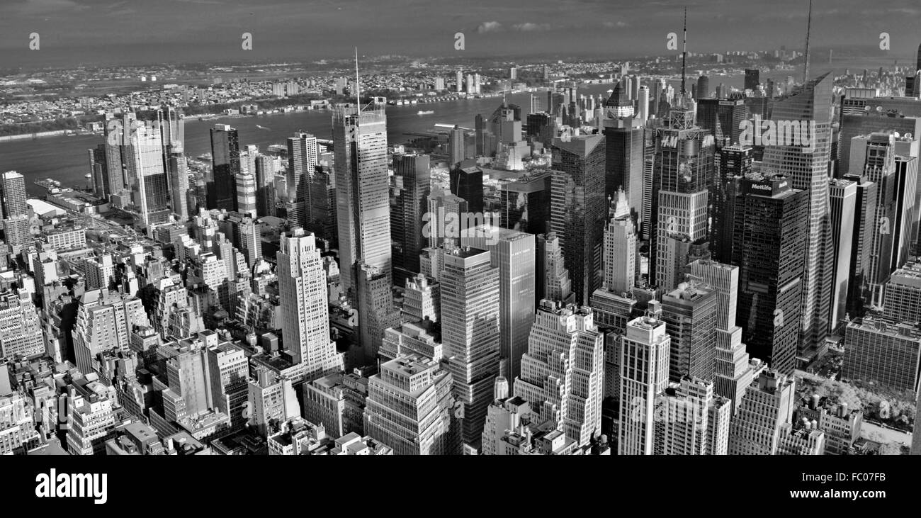 Manhattan, sur le côté ouest de la ville avec Times Square à l'avant-plan et la rivière Hudson dans l'arrière-plan. Banque D'Images