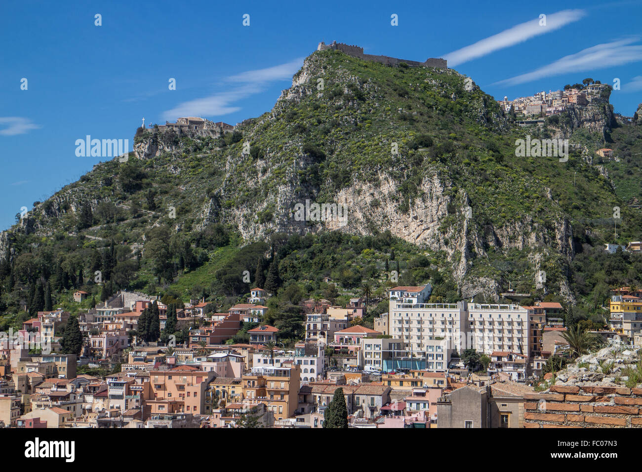 Vue sur Taormina, la plus populaire de la ville sur la côte est de la Sicile avec le petit village Castelmola en arrière-plan Banque D'Images