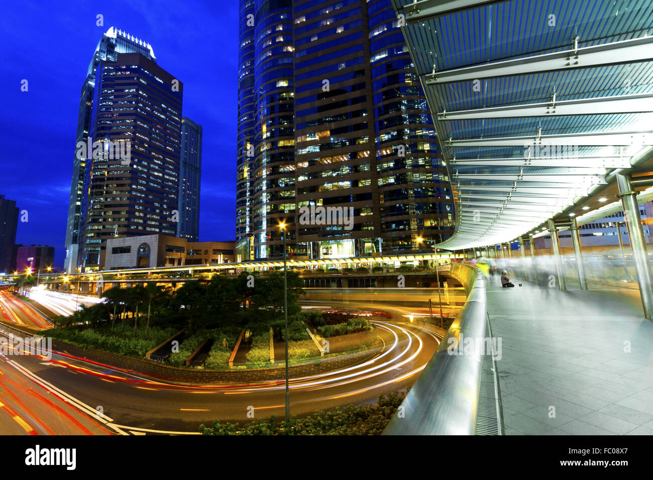 La lumière des sentiers sur le bâtiment moderne à Hong Kong d'arrière-plan Banque D'Images