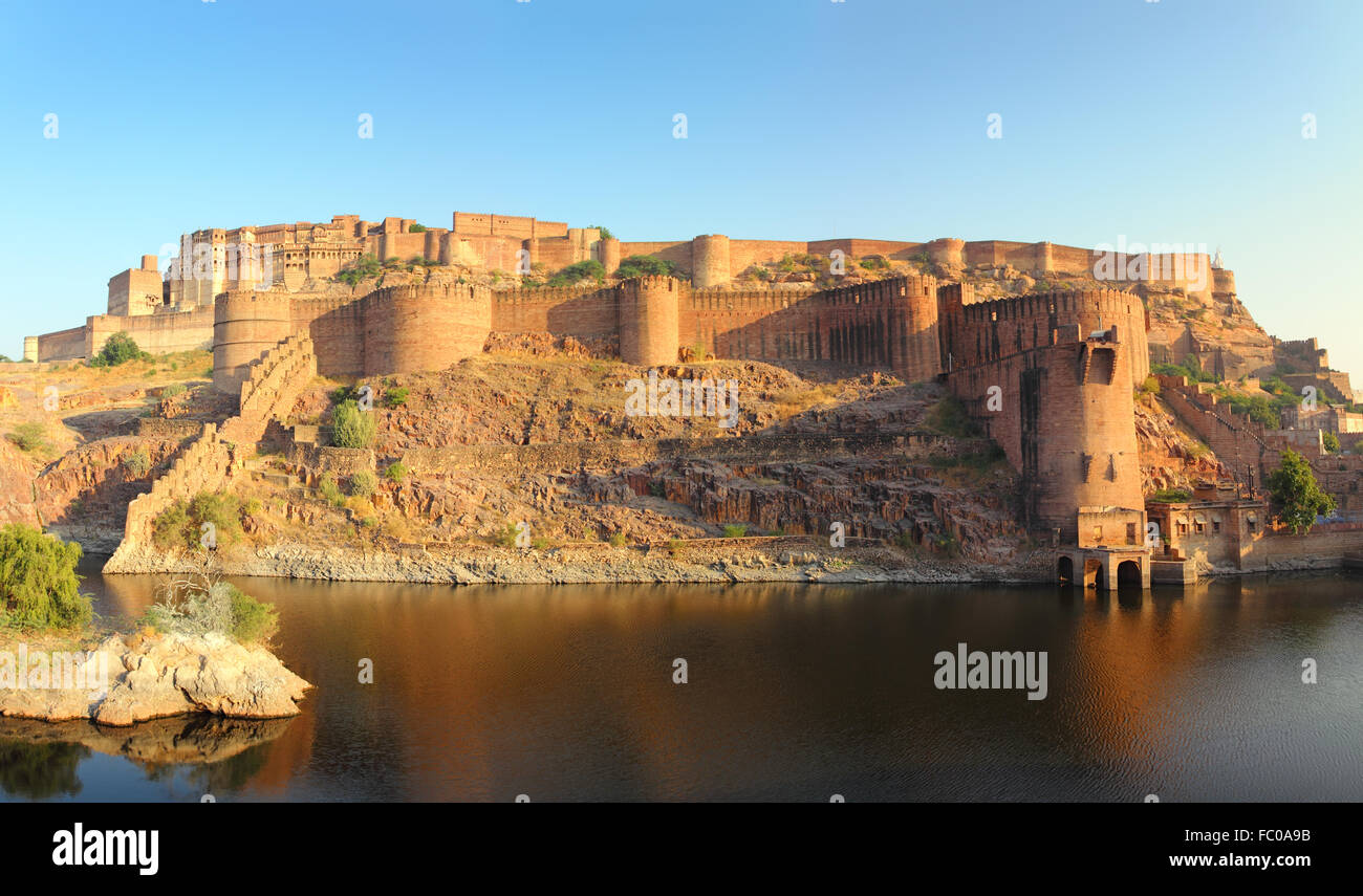 Fort et le lac à Jodhpur Inde au coucher du soleil Banque D'Images