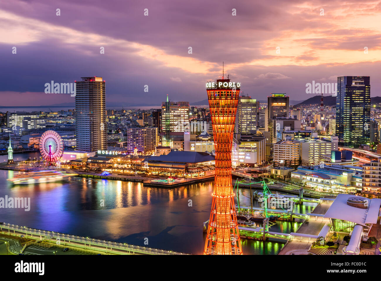 KOBE, JAPON - 16 décembre 2015 : Le port de Kobe, au Japon avec le Landmark Tower au crépuscule. Banque D'Images