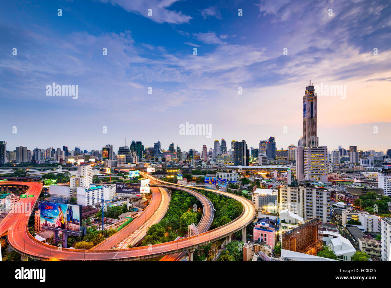 BANGKOK, THAÏLANDE - 28 septembre 2015 : La ville de Bangkok et de la voirie avec la tour Baiyoke II. Banque D'Images