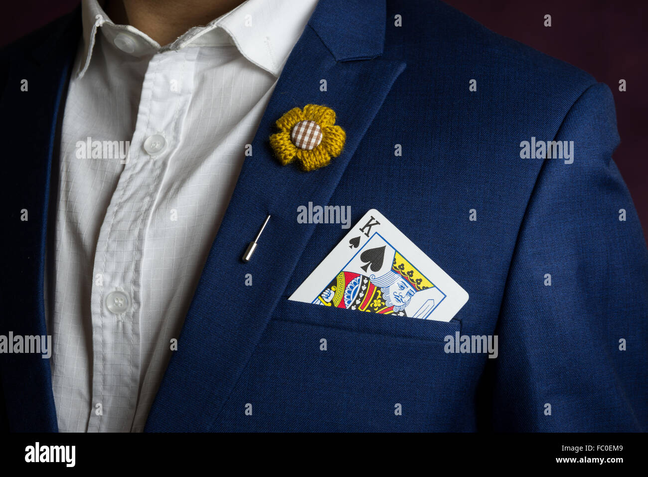 Homme portant un costume bleu, veste Broche fleur et, tenant le roi pique  dans la poche, concept casino Photo Stock - Alamy