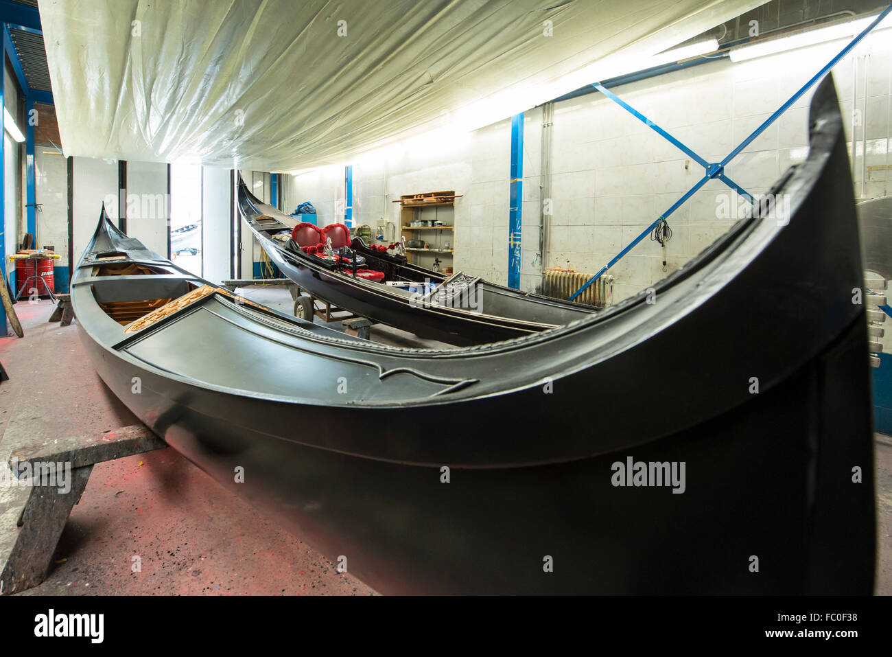 Petite cour (Squero) pour la réparation et la construction des gondoles à Venise Banque D'Images