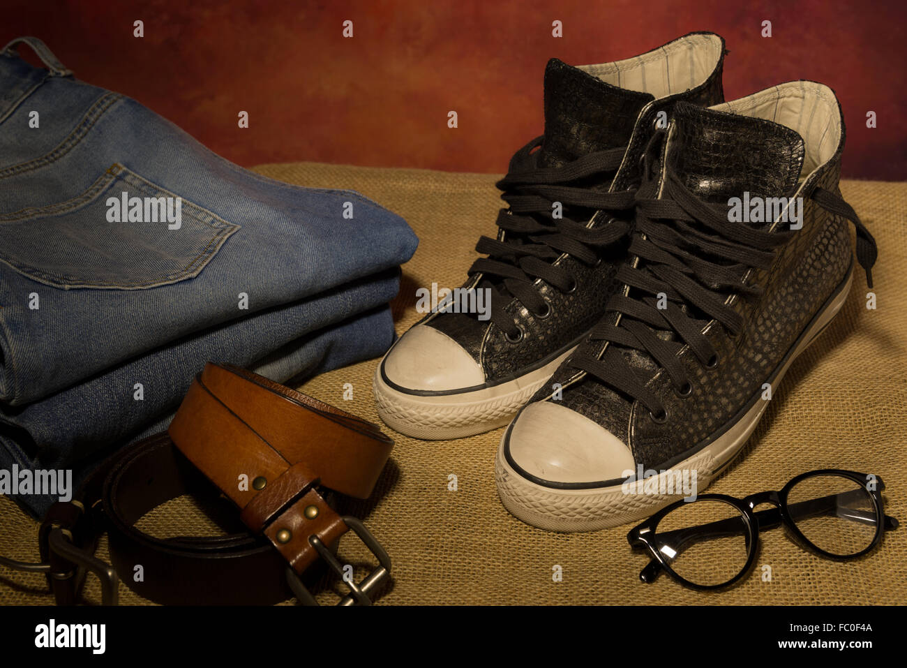 La vie encore hommes accessoires, chaussures noires, ceinture de cuir brun, des jeans, des bottes Banque D'Images