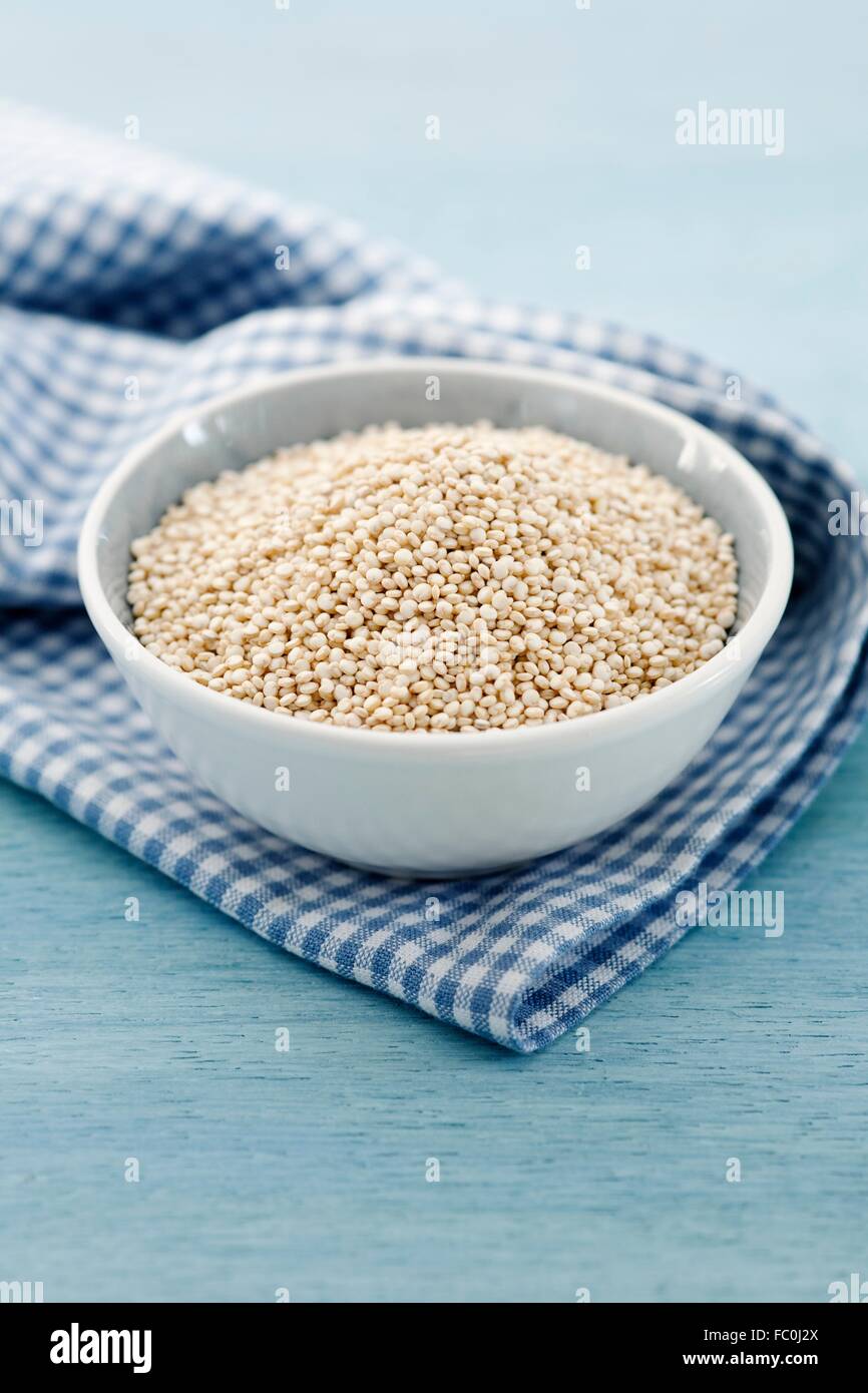 Le quinoa. graines de la quinoa (Chenopodium quinoa). Dans un bol Banque D'Images