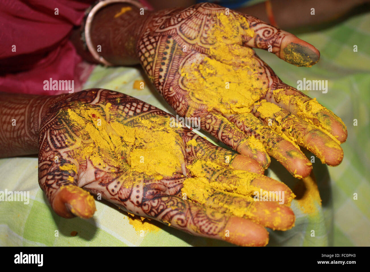Le but de la main de mehendi ayant curcuma / haldi sur leurs mains comme une partie d'un rituel de mariage traditionnel en Inde. Banque D'Images