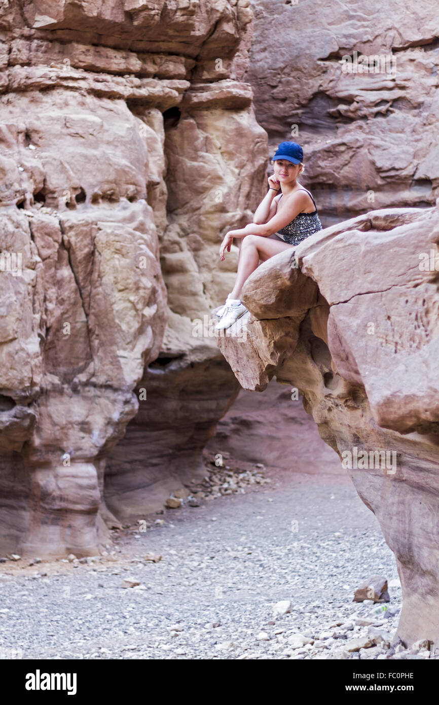 Fille assise sur un rocher Banque D'Images