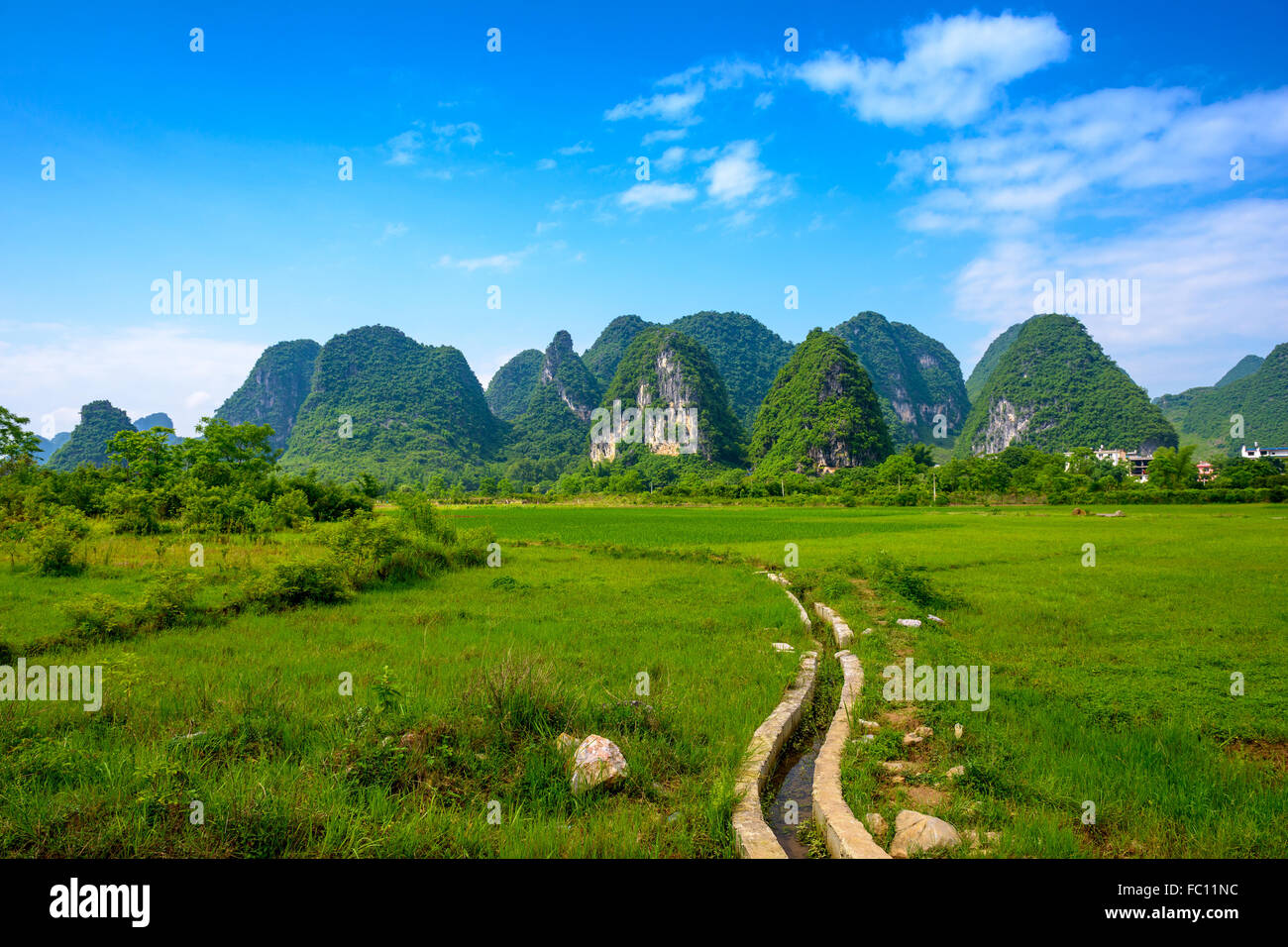Paysage de montagnes karstiques dans les régions rurales de Guilin, Guangxi, Chine. Banque D'Images