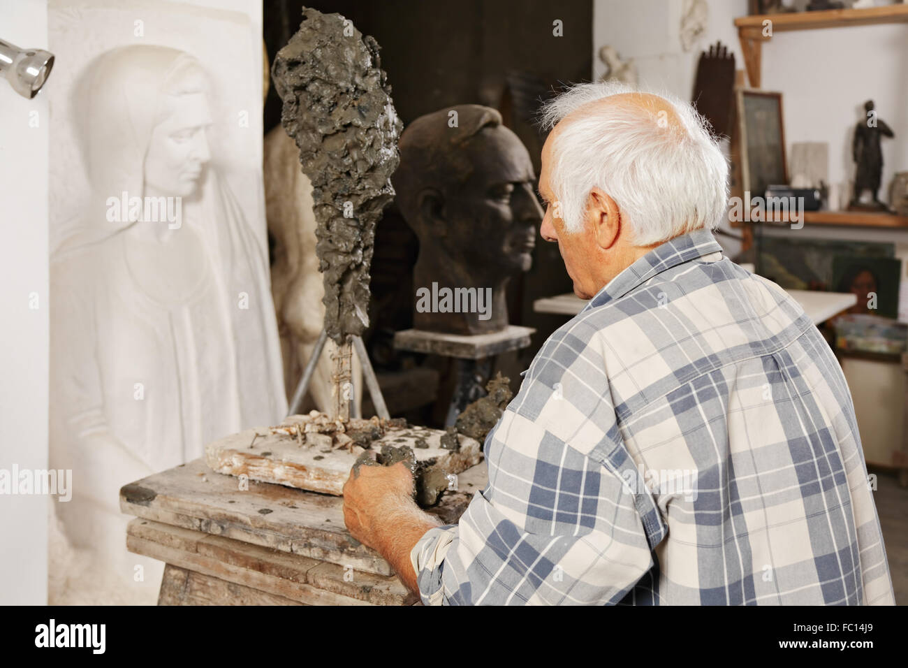 Sculpteur debout à son nouveau travail Banque D'Images