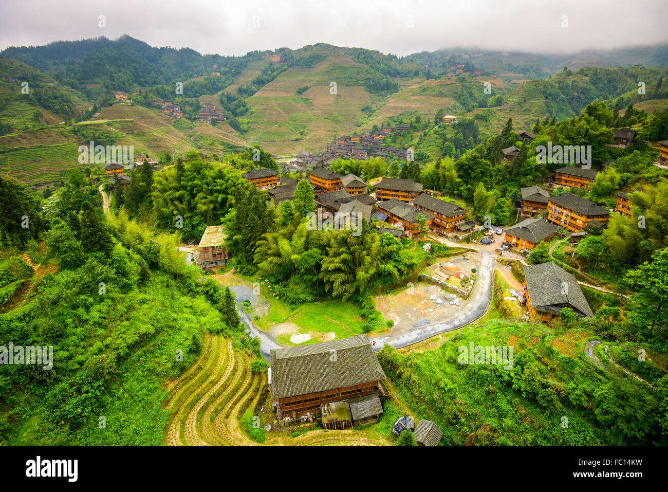 Village sur la montagne Yaoshan dans le Guangxi, Chine. Banque D'Images