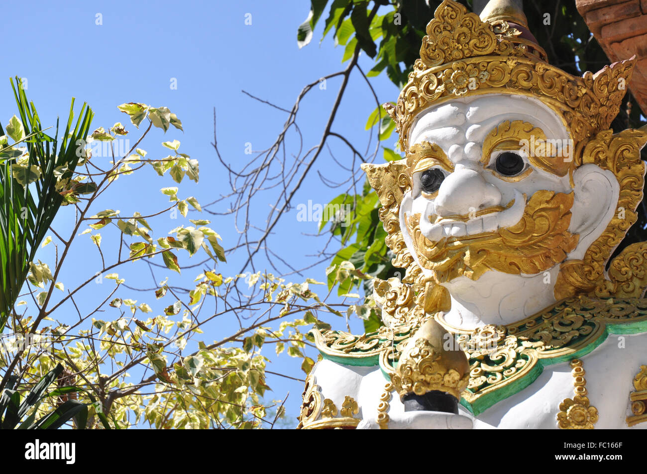 Blanc et Or statue d'un tuteur, Wat Saen Muang Mai Luang, temple bouddhiste, Chiang Mai, Thaïlande Banque D'Images