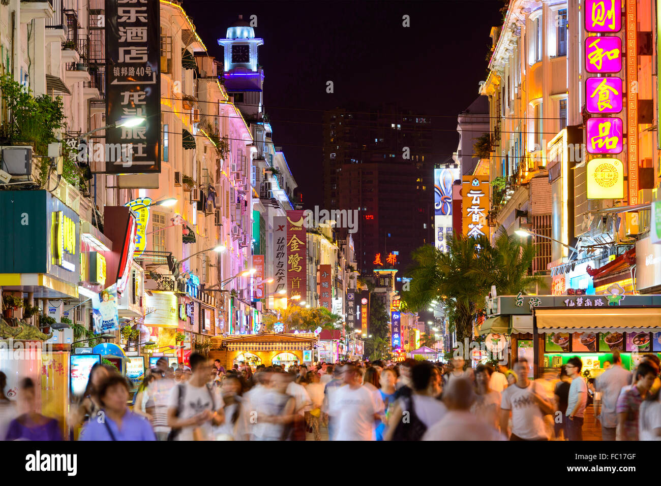 Les piétons marchent sur la route Zhongshan dans la nuit à Xiamen, Chine. Banque D'Images