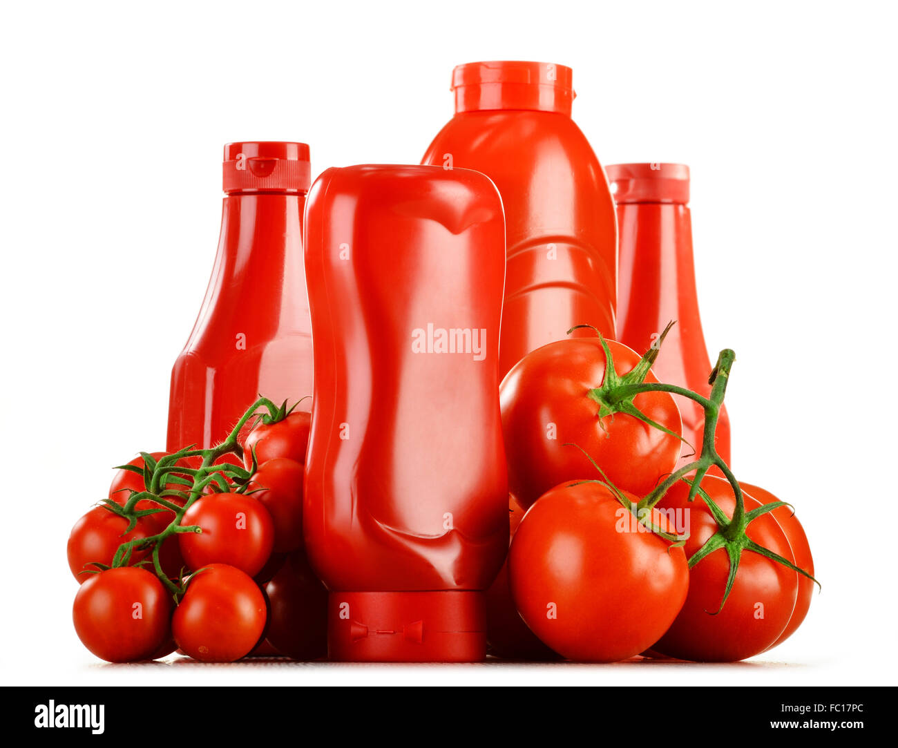 La composition avec le ketchup et les tomates fraîches. Banque D'Images