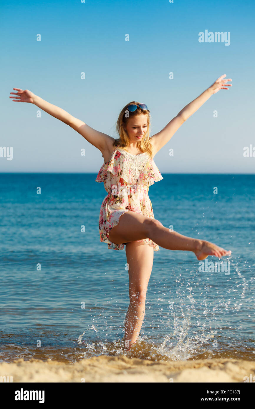Vacances d'été. Girl s'amusant sur la côte de la mer Banque D'Images