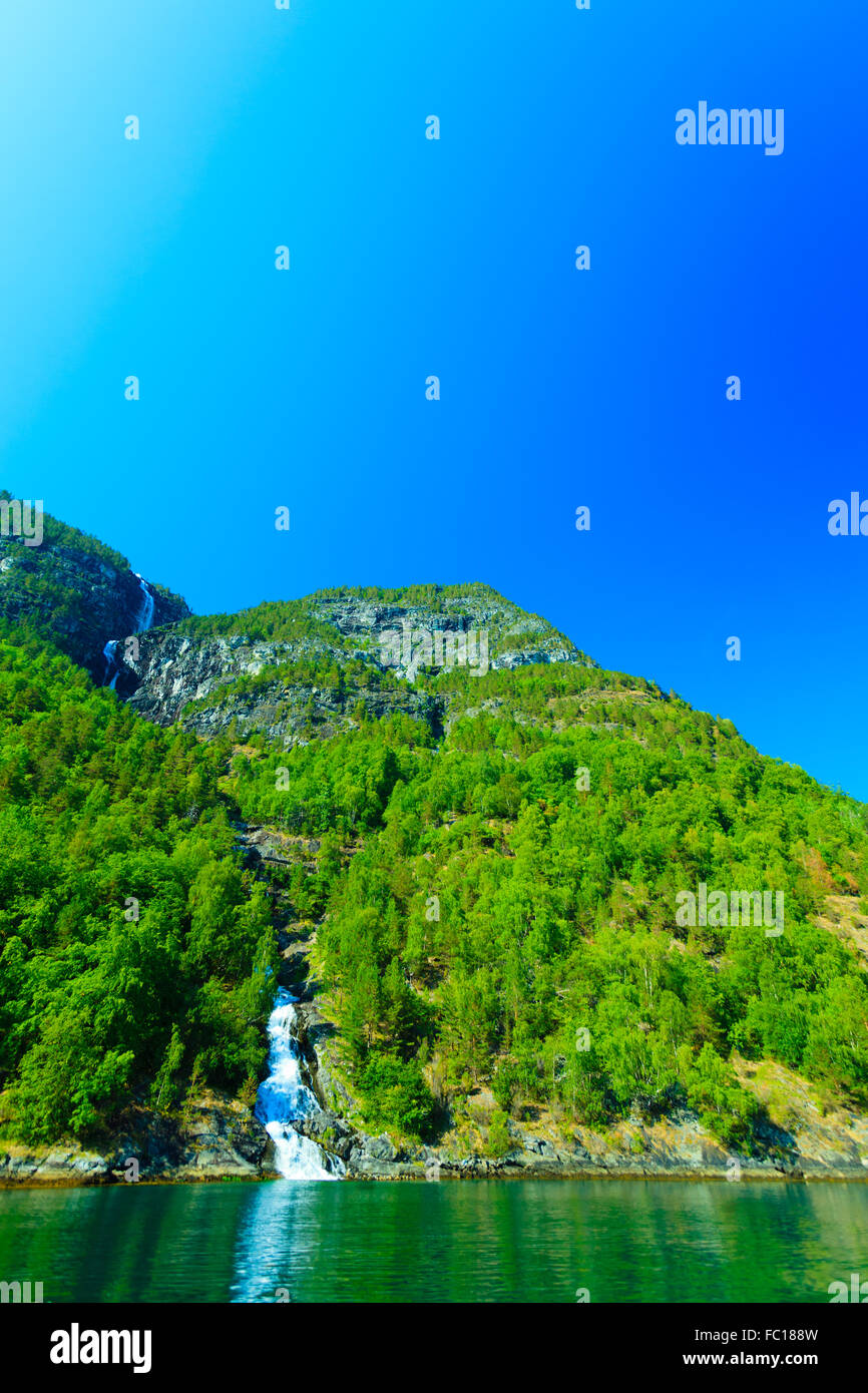 Belle cascade dans les fjords de Norvège Banque D'Images