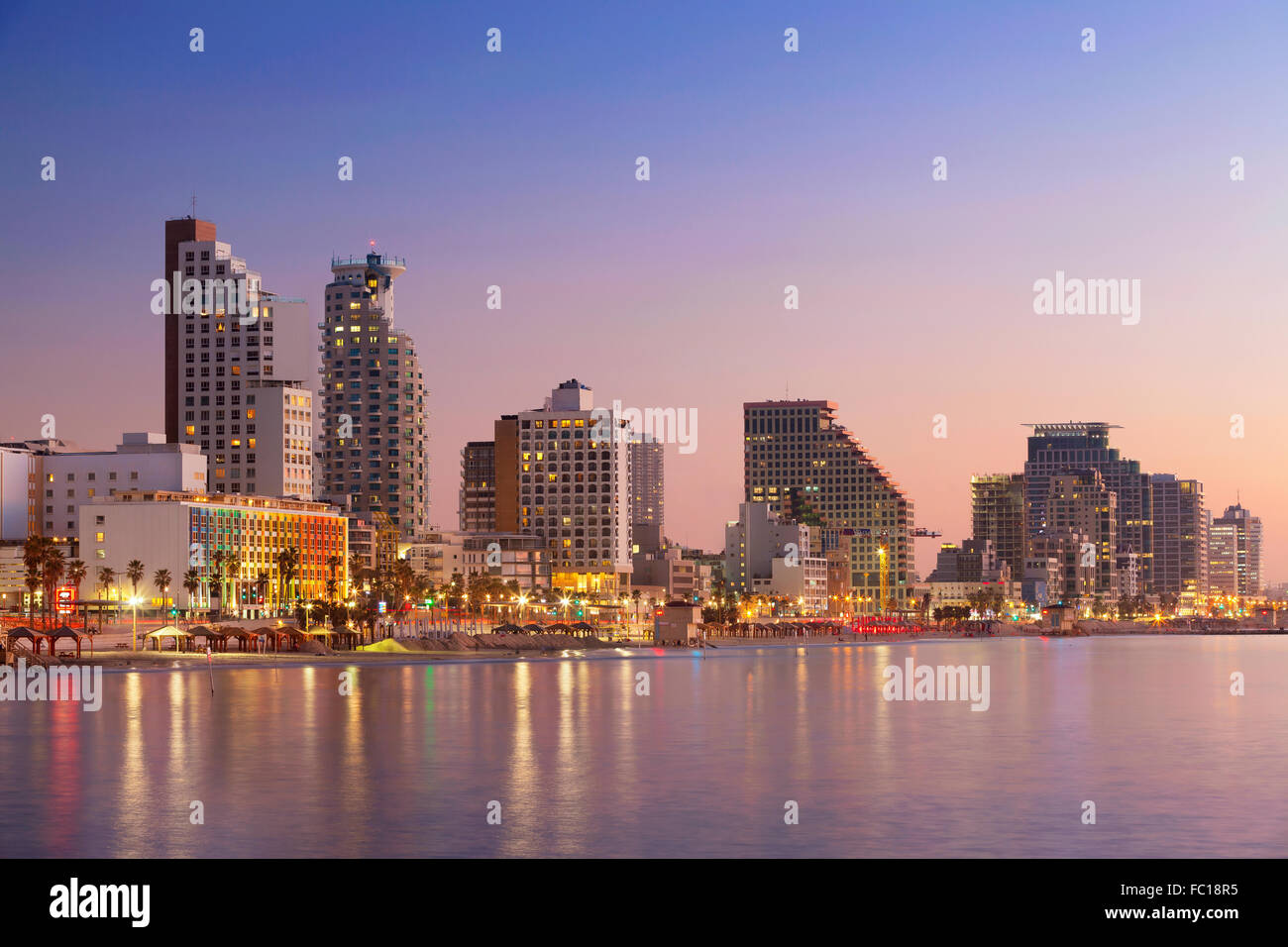 La ville de Tel Aviv. Image de Tel Aviv, Israël pendant le coucher du soleil. Banque D'Images