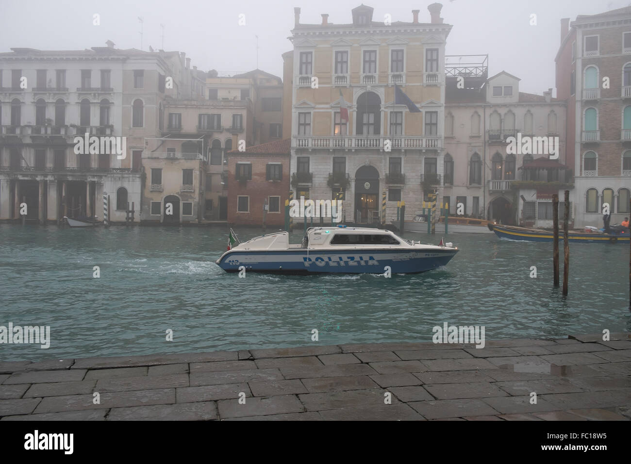 Bateau de Police sur le grand canal à Venise Banque D'Images