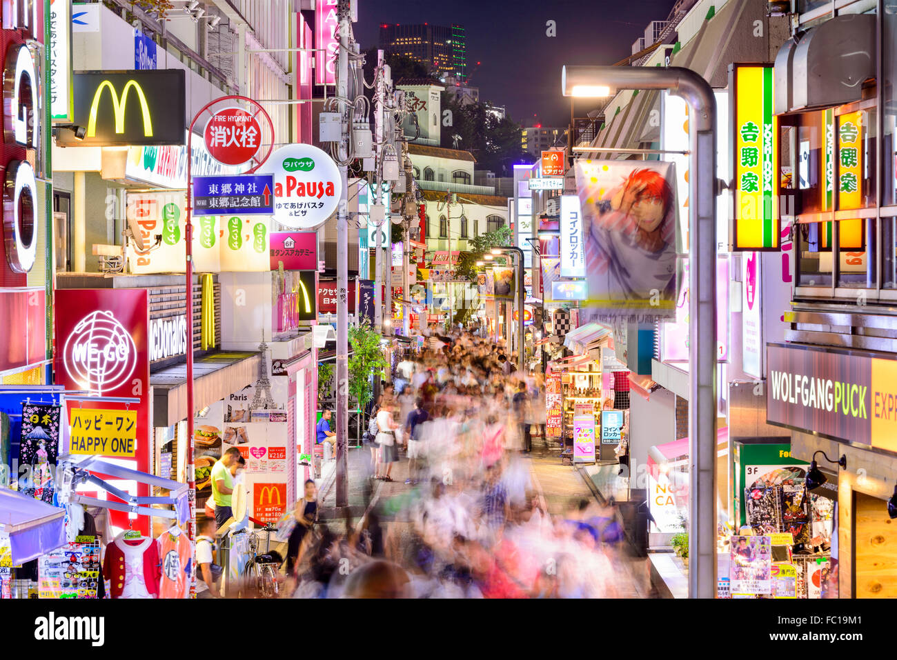 Promenade à travers la foule Takeshita Street dans le quartier Harajuku de nuit à Tokyo, Japon. Banque D'Images