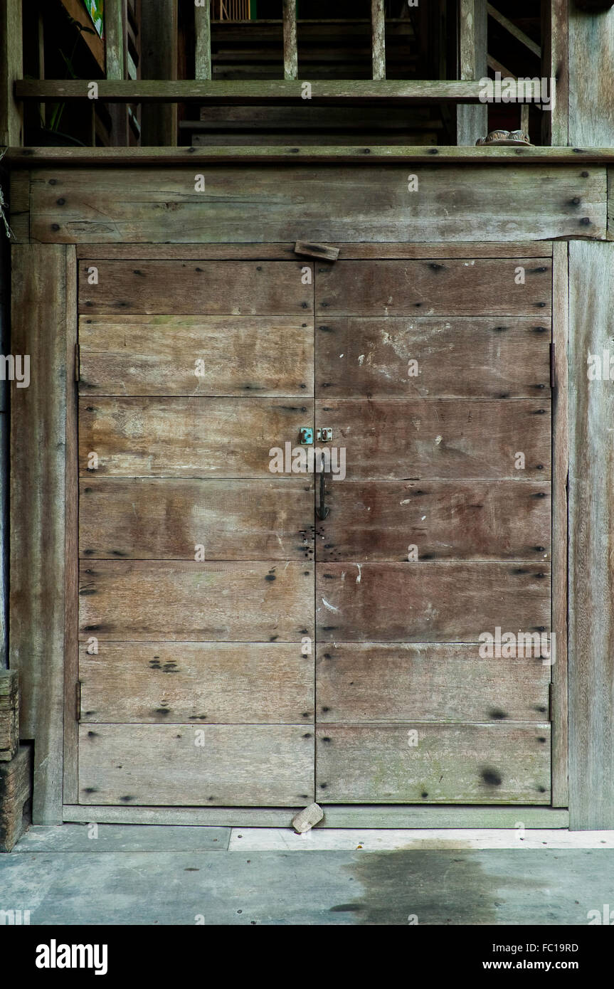 Stockage de meubles anciens en bois blanc avec la main gauche sur le palm imprimer porte droite. Banque D'Images