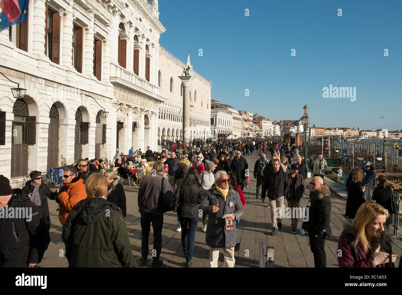 De grandes foules le long des rives de la Place Saint Marc à Venise lors d'une journée ensoleillée en hiver Banque D'Images