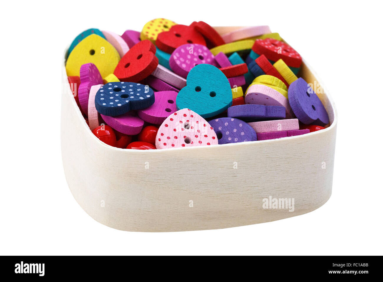 Boîte en bois avec les boutons et les perles en forme de coeur Banque D'Images