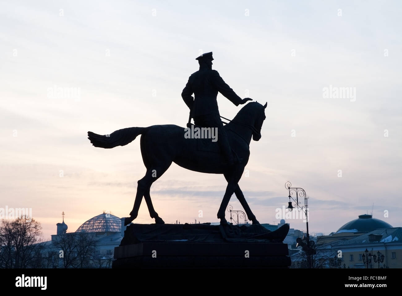 Commandant Silhouette Georgy Joukov monument . Banque D'Images