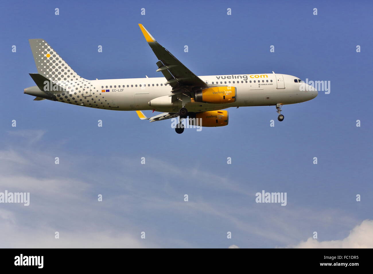 Vueling Airbus A320-232(WL) EC-PHP l'atterrissage à l'aéroport de Heathrow, Londres, UK Banque D'Images
