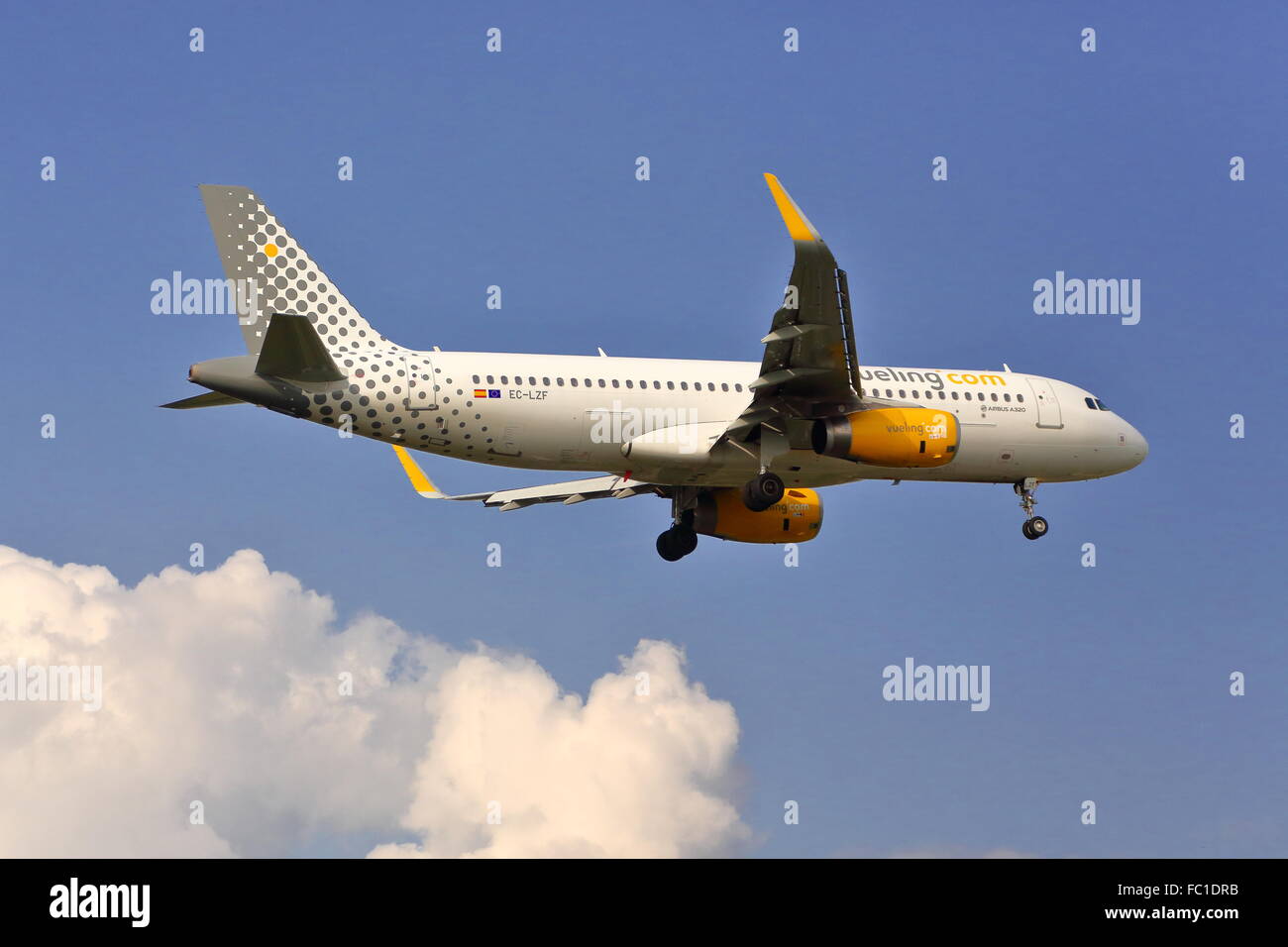 Vueling Airbus A320-232(WL) EC-PHP l'atterrissage à l'aéroport de Heathrow, Londres, UK Banque D'Images
