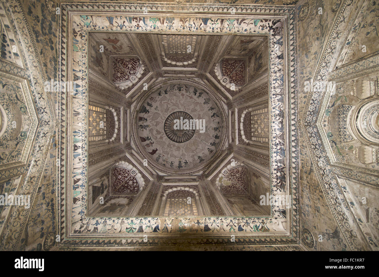 Peintures mythologiques sur le plafond. Parikshat Chhatri de Maharaja. Datia. Le Madhya Pradesh. L'Inde Banque D'Images